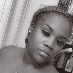 Meet your Posher, Alexis